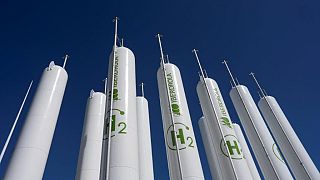 Tanques de armazenamento de hidrogénio na central de hidrogénio verde da Iberdrola em Puertollano, no centro de Espanha. Os apoiantes querem regras rigorosas para as soluções concorrentes de "baixo teor de carbono".