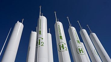 Tanques de armazenamento de hidrogénio na central de hidrogénio verde da Iberdrola em Puertollano, no centro de Espanha. Os apoiantes querem regras rigorosas para as soluções concorrentes de "baixo teor de carbono".