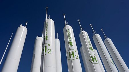 Spremnici za skladištenje vodika u Iberdrola zelenoj tvornici vodika u Puertollanu, središnja Španjolska.  Podržavatelji žele stroga pravila za konkurentska rješenja s 'niskim udjelom ugljika'.
