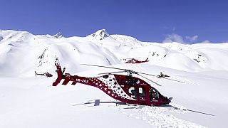   مروحيات الإنقاذ في موقع الهبوط الجبلي، جبال الألب السويسرية، 2 أبريل 2024.