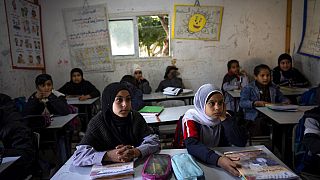 طلاب يستمعون إلى معلمتهم في مدرسة ابتدائية في قرية الخان الأحمر بالضفة الغربية