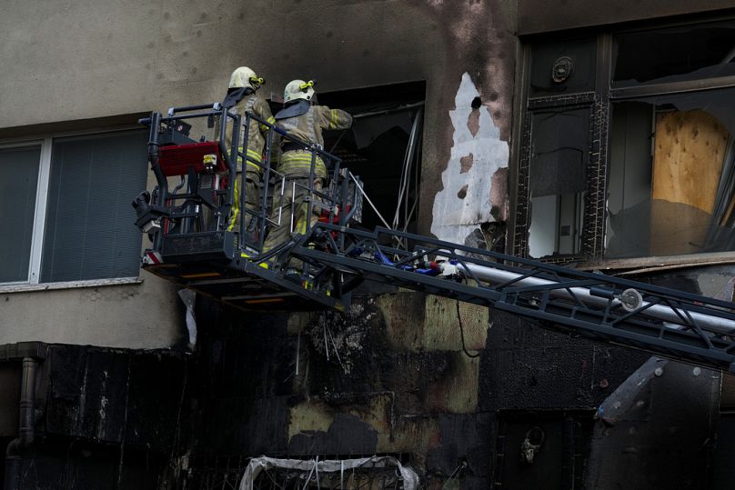Feuerwehrleute arbeiten nach einem Brand in einem Nachtclub in Istanbul, Türkei, Dienstag, 2. April 2024.