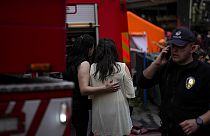 Спасатели работают на месте пожара в ночном клубе в Стамбуле, Турция, 2 апреля 2024 года.