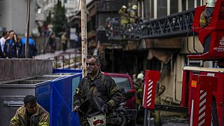 Los equipos de emergencia trabajan tras el incendio en una discoteca de Estambul, Turquía, que estaba siendo reformada sin permiso y que dejó al menos 29 muertos, 