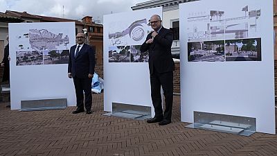 Министр культуры Италии Дженнаро Санджулиано (слева) и мэр Рима Роберто Гуалтьери представляют проект новой археологической прогулки
