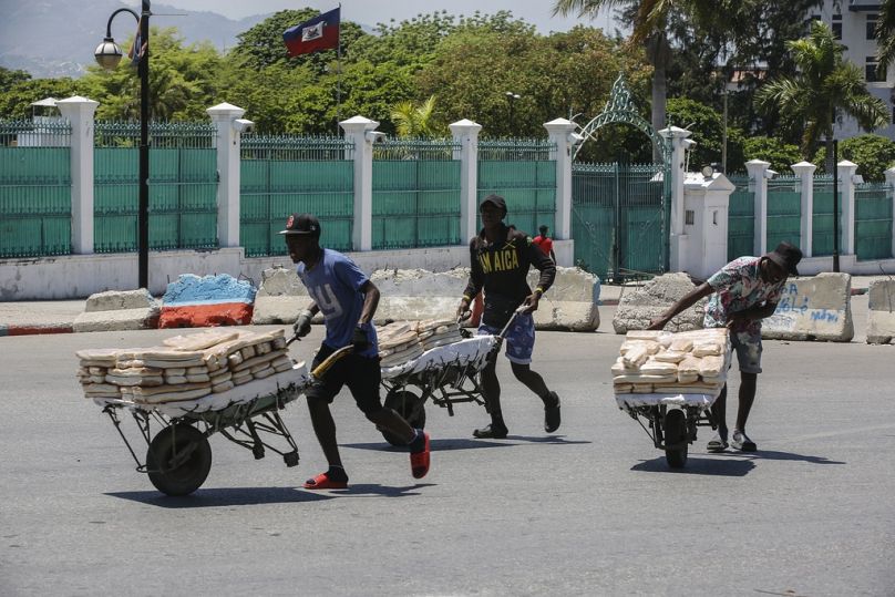 Straßenhändler flüchten von der Nähe des Nationalpalastes in Port-au-Prince, wo sie Brot verkauften.