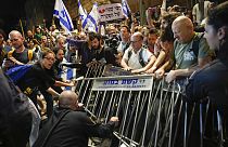 Manifestanti protestano contro il governo di Benjamin Netanyahu e chiedono il rilascio degli ostaggi ancora nella Striscia di Gaza, 2 aprile 2024