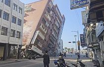Imagen de un edificio cuya estructura ha quedado gravemente dañada por el terremoto registrado en Taiwán.