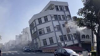 Жилой дом в Тайбэе после землетрясения, 3 апреля 2024 г.