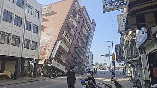 Imagen de un edificio cuya estructura ha quedado gravemente dañada por el terremoto registrado en Taiwán.