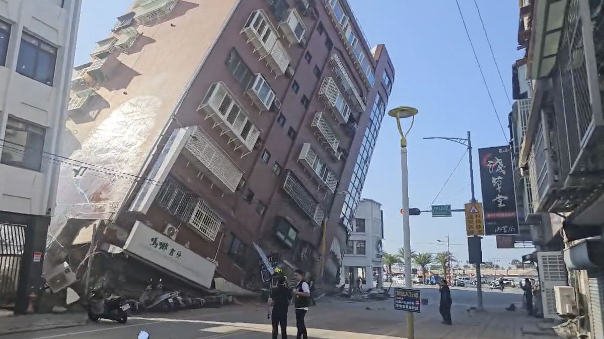 مبنى مائل إثر زلزال قوي ضرب تايوان