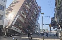 مبنى مائل إثر زلزال قوي ضرب تايوان