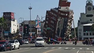 Das Erdbeben in Taiwan ließ Gebäude abkippen und legte zwischenzeitlich den Verkehr lahm.
