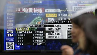 Πολίτες στην Ιαπωνία παρακολουθούν τις προειδοποιήσεις των αρχών για τσυονάμι μετά τον σεισμό στην Ταϊβάν