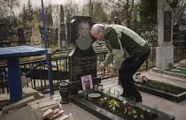Olekszandr Turovszkij 35 éves fia, Szvjatoszláv sírját gondozza, aki azon nyolc férfi között volt, akiket 2022 márciusában kivégeztek egy üres telken Bucha külvárosában,