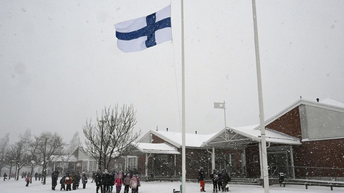 تنكيس علم فنلندا في مدرسة فيرتولا في فانتا فنلندا