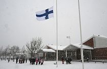 تنكيس علم فنلندا في مدرسة فيرتولا في فانتا فنلندا