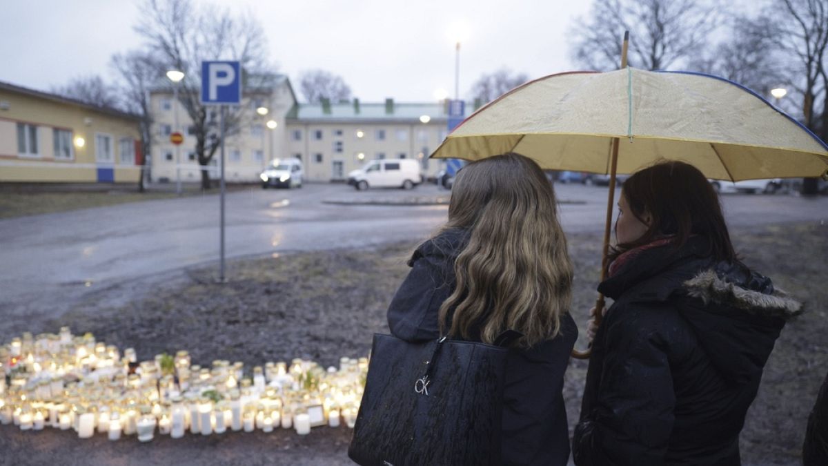 Финны приносят свечи к школе Виертола в Вантаа, 2 апреля 2024.