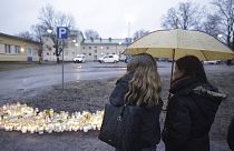 Helsinki, candele davanti alla scuola in cui è avvenuta la sparatoria