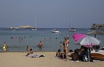 Turistler, Rodos'ta yer alan Lindos'ta plajın ve denizin tadını çıkarıyor
