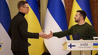 Finski predsjednik Alexander Stubb, lijevo, rukuje se s ukrajinskim predsjednikom Volodymyrom Zelenskyyem, nakon konferencije za novinare u Kijevu, Ukrajina, u srijedu, 3. travnja 2024.