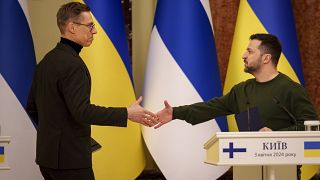 O Presidente finlandês e o homólogo ucraniano selaram o pacto de forma simbólica com um aperto de mãos após uma conferência de imprensa conjunta em Kiev