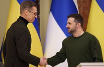 El presidente de Finlandia, Alexander Stubb, estrecha la mano de Zelenski este miércoles en Kiev