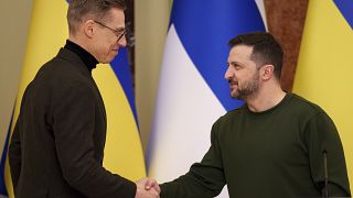El presidente de Finlandia, Alexander Stubb, estrecha la mano de Zelenski este miércoles en Kiev