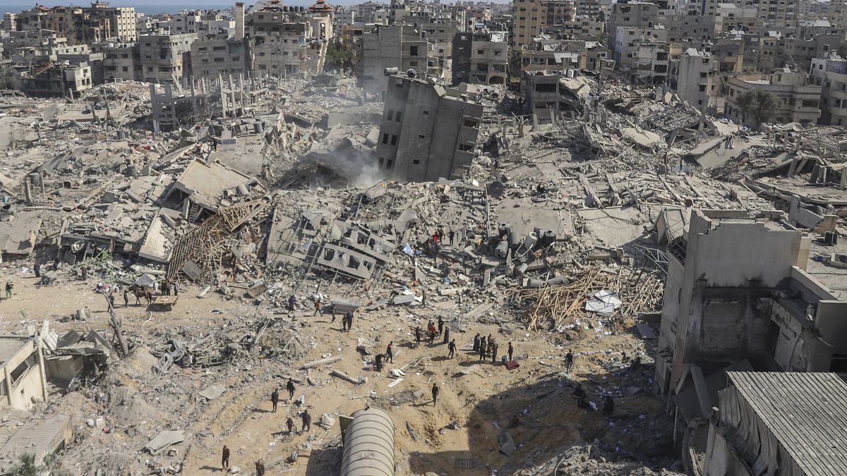 الأضرار التي خلفتها غارة إسرائيلية قرب مجمّع الشفاء في غزة