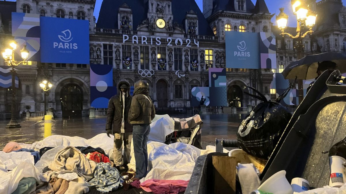 Migrants relocated from Paris ahead of Olympic Games thumbnail