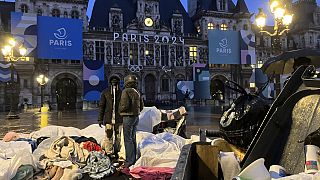 Bevándorlókat távolítottak el rendőrök a párizsi városháza elől 2024.04.03-án.