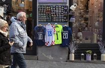 Maglie della nazionale di calcio della Croazia esposte in un negozio di souvenir durante i Mondiali di calcio in Qatar