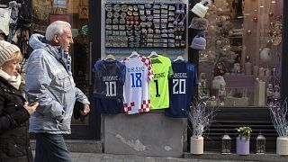 Maglie della nazionale di calcio della Croazia esposte in un negozio di souvenir durante i Mondiali di calcio in Qatar