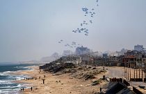 Aiuti umanitari vengono paracadutati sulla Striscia di Gaza 