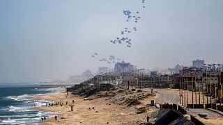 Жители Газы пришли на побережье ловить помощь, которую сбрасывают на парашютах 