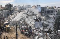 آثار الدمار الذي خلفته غارة إسرائيلية على مخيم النصيرات