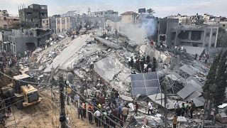 آثار الدمار الذي خلفته غارة إسرائيلية على مخيم النصيرات
