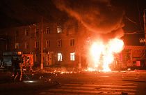 اشتعال النيران بسيارة إطفاء بعد غارات روسية بمسيرات على حي سكني في خاركيف