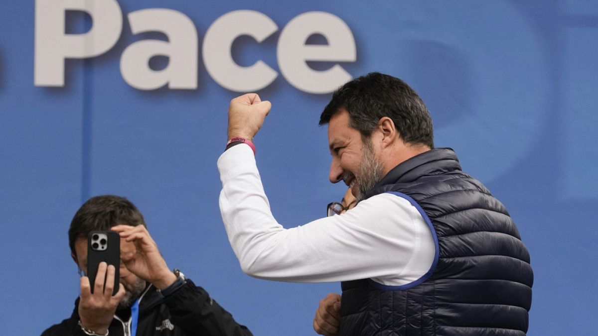 El viceprimer ministro italiano Matteo Salvini sobrevive a un voto de confianza
