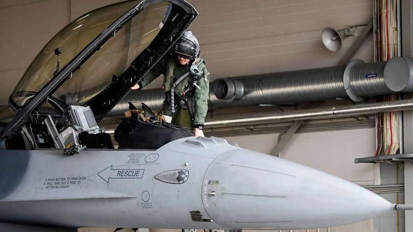 Ukrán pilóta ismerkedik az F-16 vadászgéppel