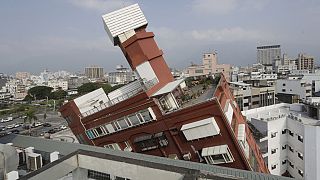Tayvan'da yaşanan depremin ardından yan yatan bir bina