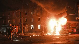 Vatrogasno vozilo se vidi u plamenu nakon napada ruske bespilotne letjelice na stambenu četvrt u Harkivu, u Ukrajini, u četvrtak, 4. travnja 2024.