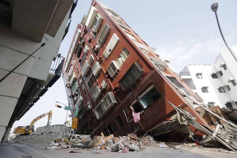Ce bâtiment rouge de sept étages ne s'est pas totalement effondré à la suite du puissant tremblement de terre, dans la ville de Hualien, à l'est de Taïwan, le jeudi 4 avril 20