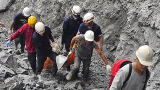 Пожарная служба Хуаляня: работники карьера эвакуируют тело на следующий день после землетрясения, Тайвань, 4 апреля 2024 г.