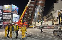Rettungskräfte stehen nach einem Erdbeben in Hualien, Taiwan, am Mittwoch, 3. April 2024, in der Nähe eines schiefen Gebäudes.