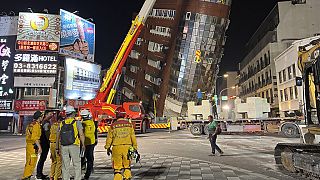 Rettungskräfte stehen nach einem Erdbeben in Hualien, Taiwan, am Mittwoch, 3. April 2024, in der Nähe eines schiefen Gebäudes.