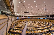 Des membres du Parlement européen discutent lors d'une session plénière à Bruxelles.