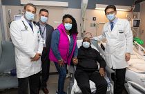 Рик Слейман сидит с врачами из Массачусетской больницы общего профиля и своим партнером.