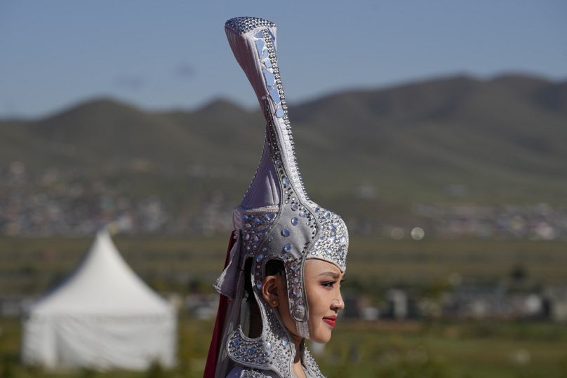 یک زن مغول در لباس‌ سنتی در مراسم سفر پاپ به اولانباتور در تاریخ سوم سپتامبر ۲۰۲۳