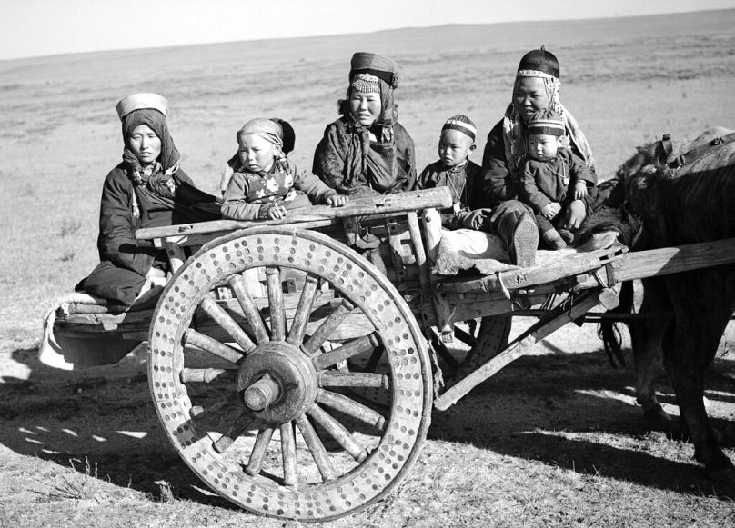 زنان و کودکان در صحرای مغولستان، ۱۸ اکتبر ۱۹۳۶